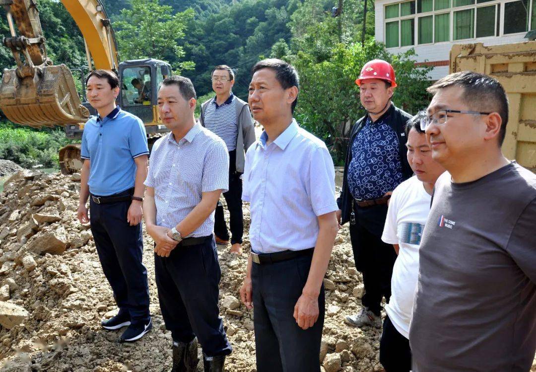 镇巴县委书记赵勇健到鹿子坝山体滑坡地段督导处置工作