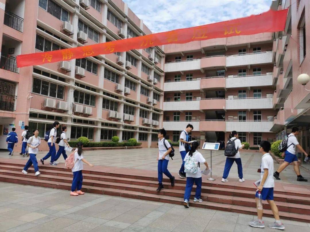 考前, 考生按照要求进行  在广东北江实验学校考生们在有序进入考场.