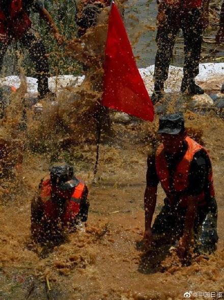 抗洪|泪目！抗洪前线的震撼瞬间