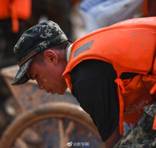 抗洪|00后战士有力量！圩堤上的无悔青春