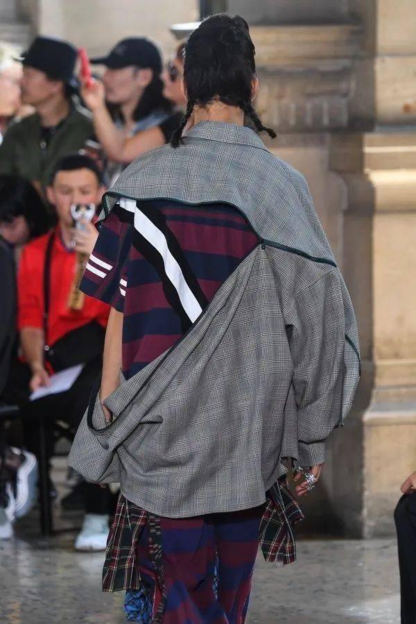 服装|时装秀场上美到窒息的"背影杀杀杀杀手"?神仙设计师俘获芳心的秘诀就是不放过任何一个细节!