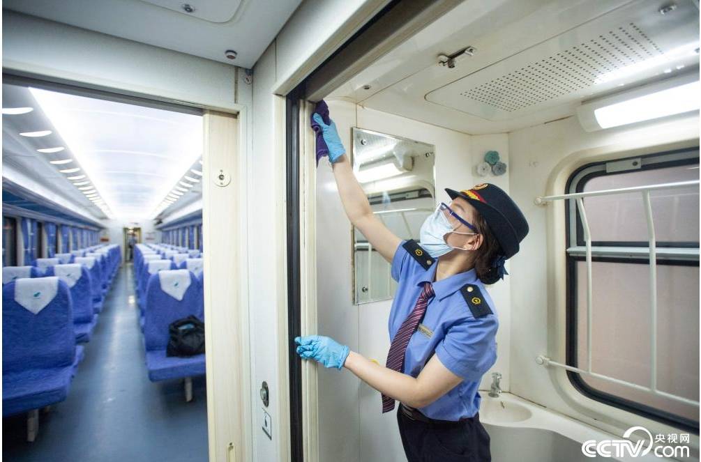 小时|“蒸桑拿”的列车员