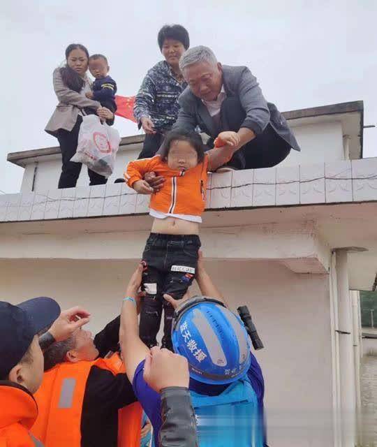 救援|中牟县蓝天救援勇士星夜驰援固始 已救出300余人