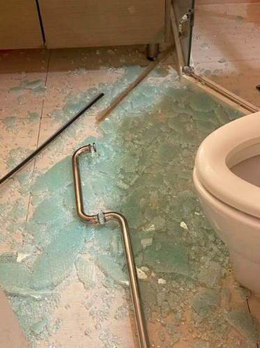 小陈|险！精装房浴室玻璃门炸裂 19岁女孩身上多处被扎伤