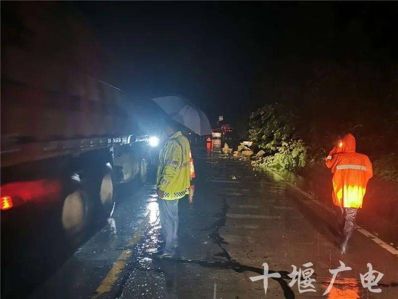 十堰暴雨持续!落石,塌方,禁行1个月!