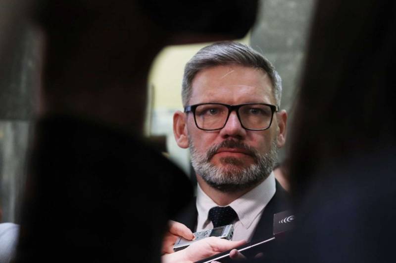 新西兰移民部长被曝与女下属有染,总理怒将其