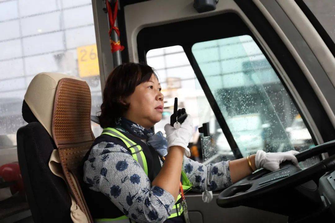 开车!你可能比不过这位女司机