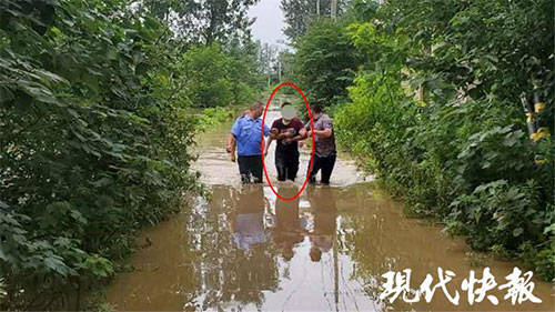 小伙被困屋顶吓哭,村干部和民警游泳救人