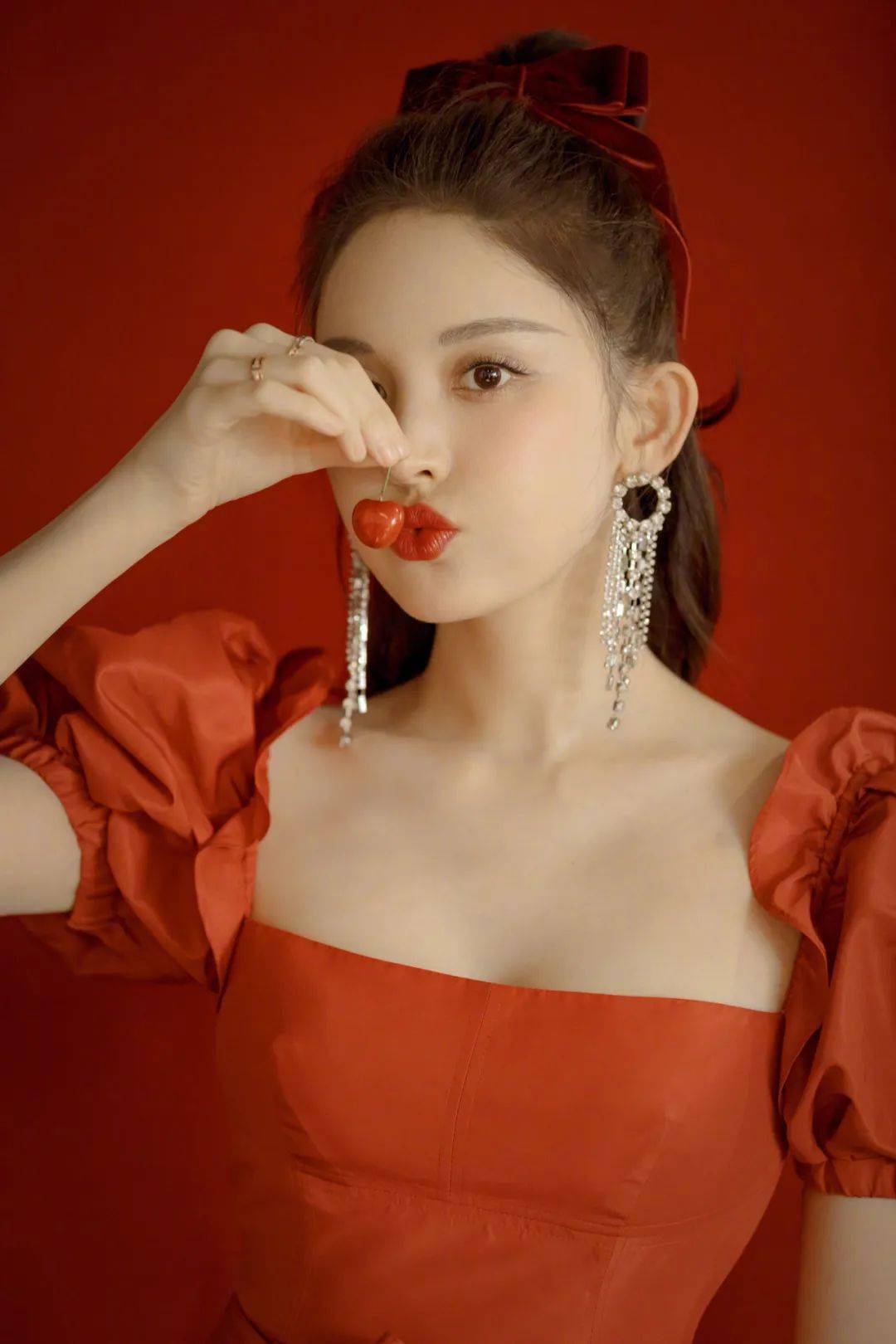 刘雨昕|快讯 | 杨幂封面、郑爽剧照、刘雨昕大使、丁禹兮大片