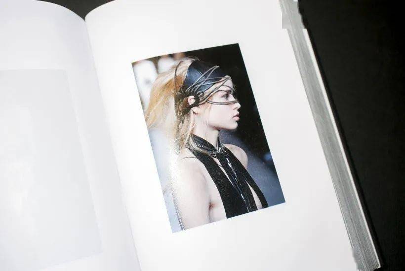 Simons|你愿意花一件单品的钱买一本品牌档案吗？