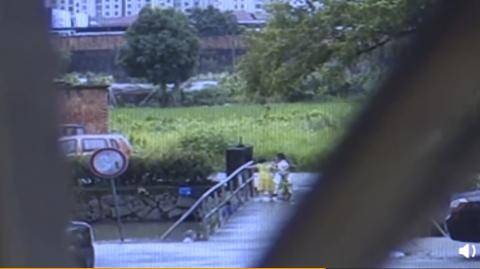 河中|浙江一男童滑落河中 九旬大爷出手了