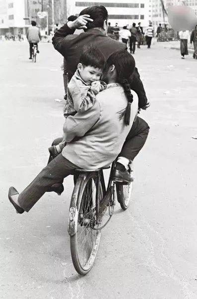 【摄影故事】40年前,你的自行车后座曾经属于哪个女生