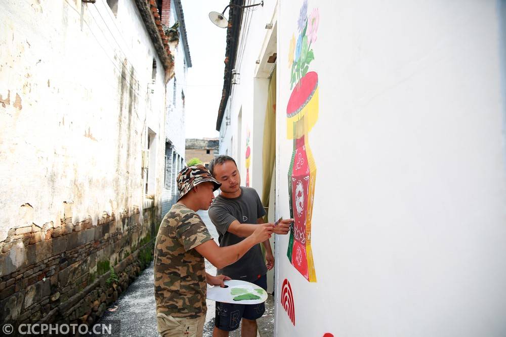 许宅|浙江东阳：大学生画花灯 助力美丽乡村建设