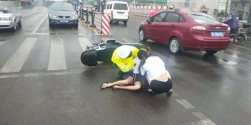 交警正能量丨雨天路滑,母女双双摔倒在地,交警及时护送就医!