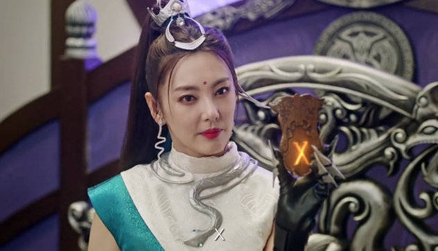 酷飒|绮绮子《新笑傲江湖》秀美腿 霸道教主造型难掩俏皮少女心