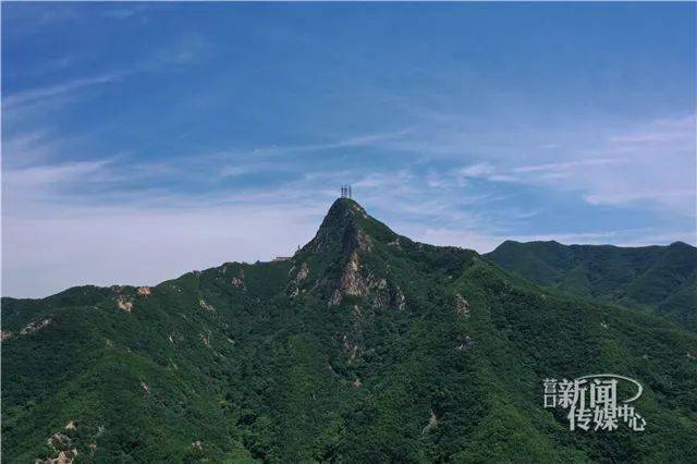 雪帽山顶险峻难攀,现为辽宁203电视台信号转播塔.