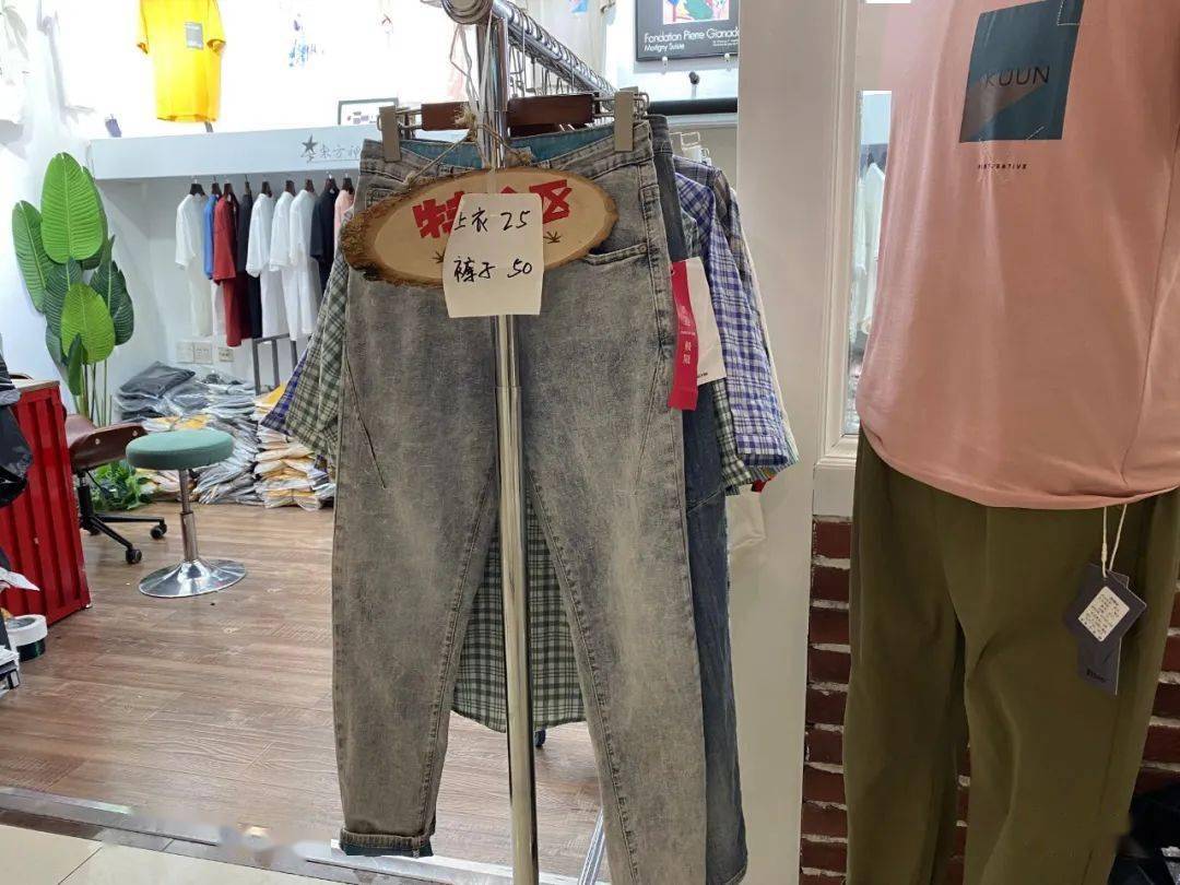 特价|上衣5块、连衣裙10块！杭州这家服饰城单件就能拿特价，就连护栏旁都坐满了人…