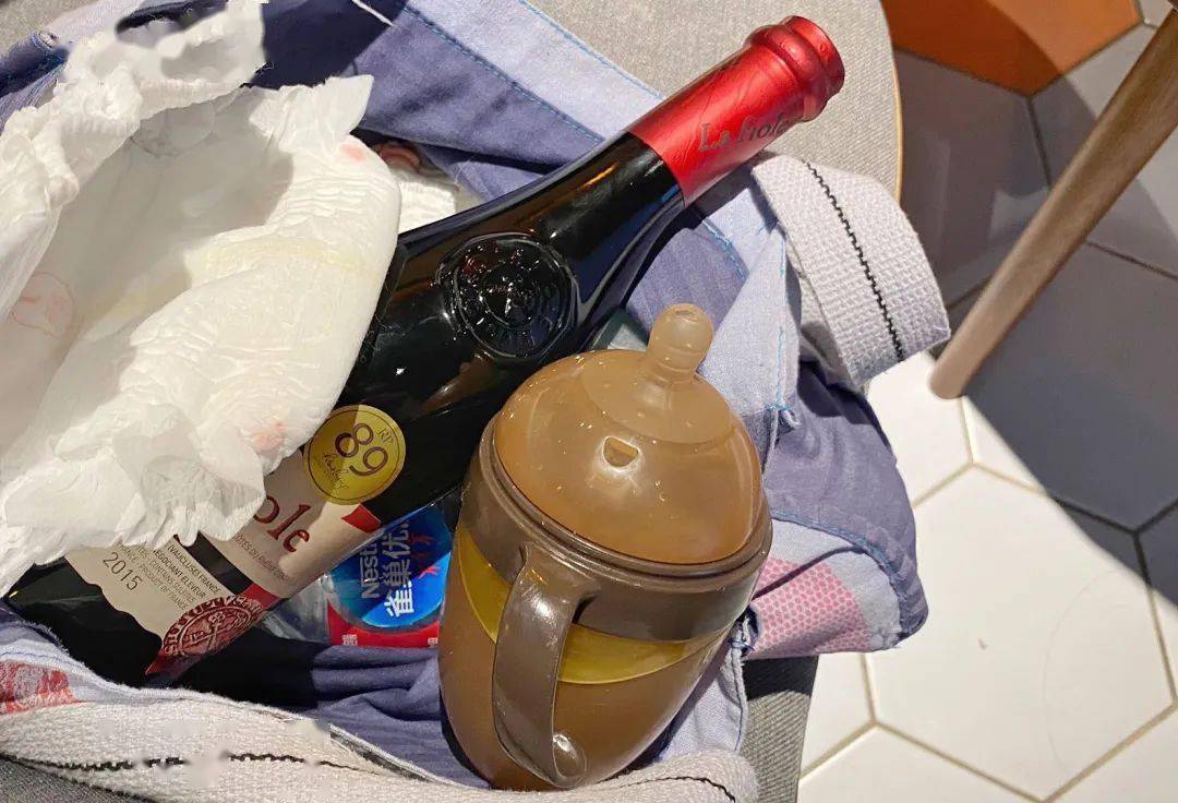 阿姨|奶瓶，尿布和葡萄酒
