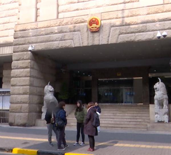 房产|七旬老伯瞒着老伴，将500万元房产送给年轻女子，没想到……