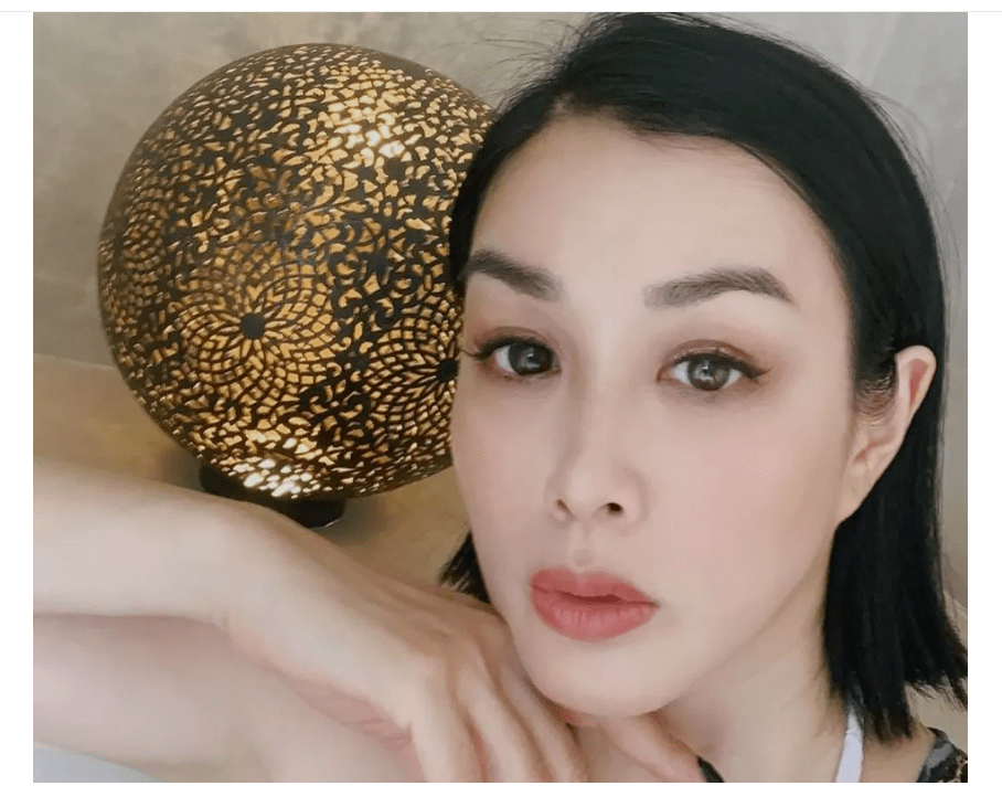 肌肤|50岁钟丽缇干了啥？！迷倒小12岁奶狗，不老神术教教我…