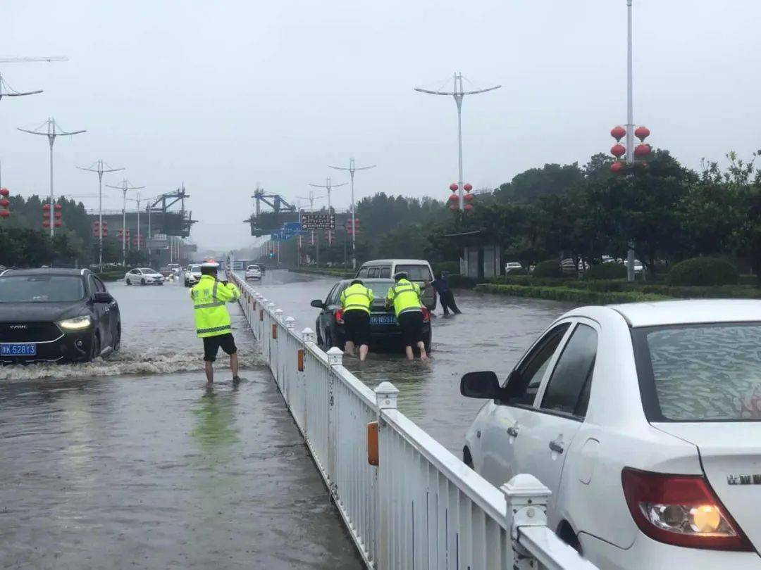 长葛昨晚大雨:葛天大道等路段"水漫成河"!大雨积水"淹