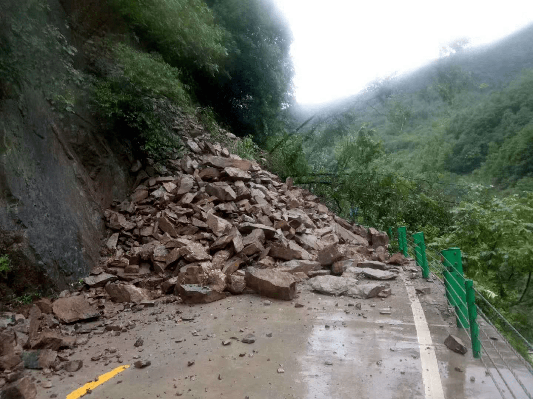 康县这个路段有塌方落石,道路阻断,目前正在清理