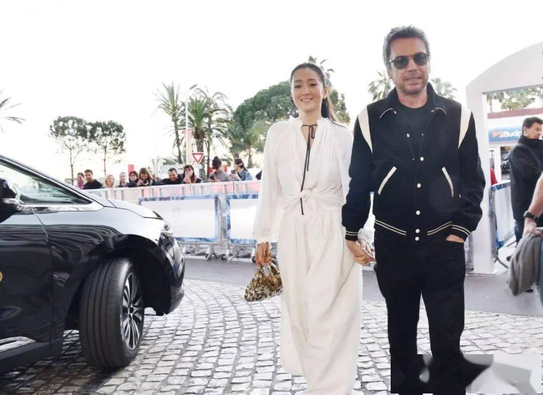 巩俐真|54岁巩俐真的结婚了！戛纳造型像裹床单，却被刘涛的大蓝宝石秒杀？