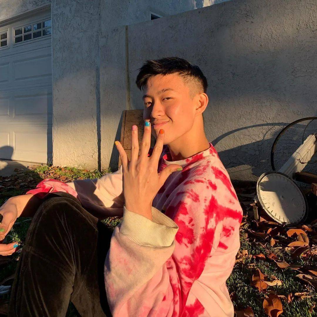 男朋友|情侣之间的新玩法？一起美甲、染发、护肤……