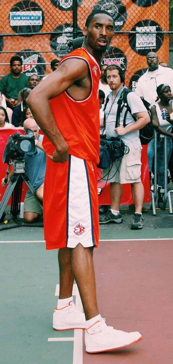Kobe|一双鞋，让你记得18年前的夏天，“曼巴”在哪里