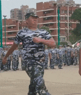 这是用生命在踢正步吗?