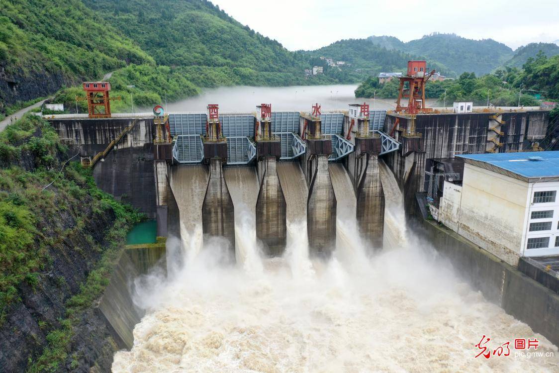 2020年6月28日,重庆市酉阳土家族苗族自治县酉酬水电站在开闸泄洪.