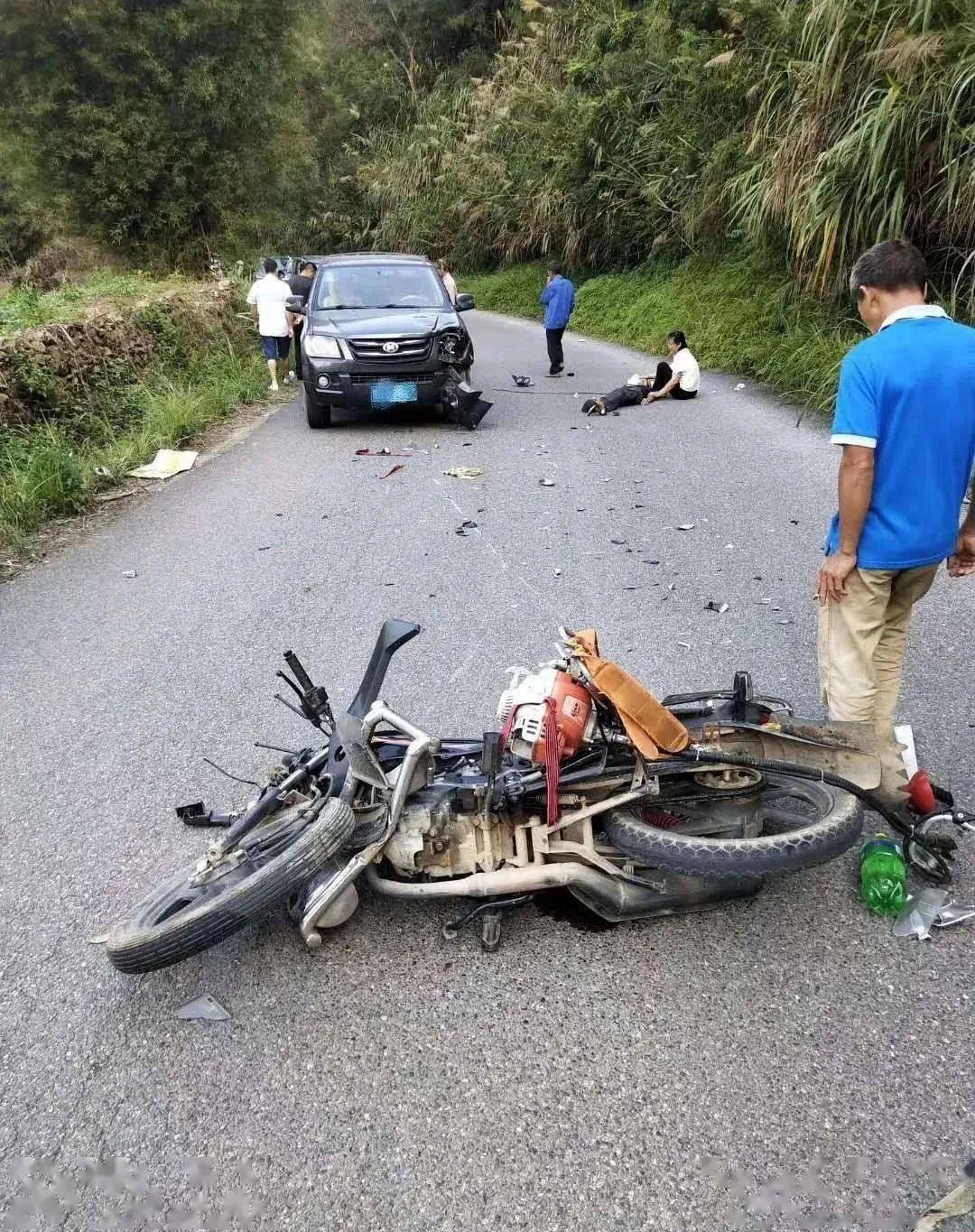 一辆黑色皮卡车与一辆摩托车相撞,事故造成摩托车司机受伤严重,现场