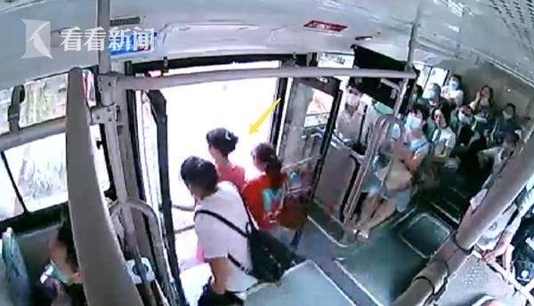 苏醒|大热天追赶公交跑太急 女乘客上车不到1分钟晕倒