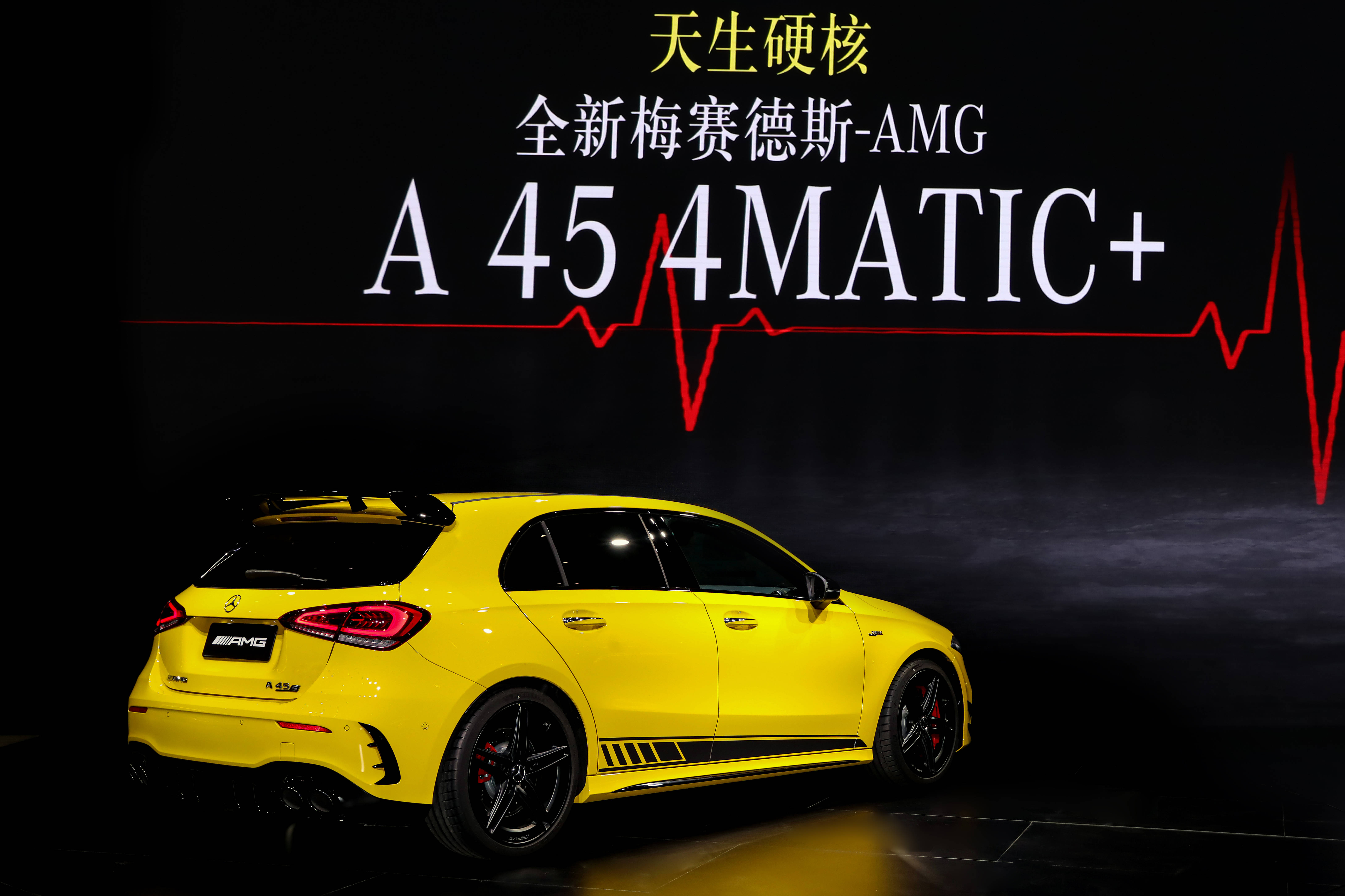 外观方面,全新amg a45 s采用了奔驰最新的家族式设计语言.