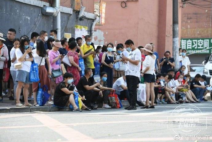 长春市|长春市中考开考 家长着旗袍助威 备鲜花相迎