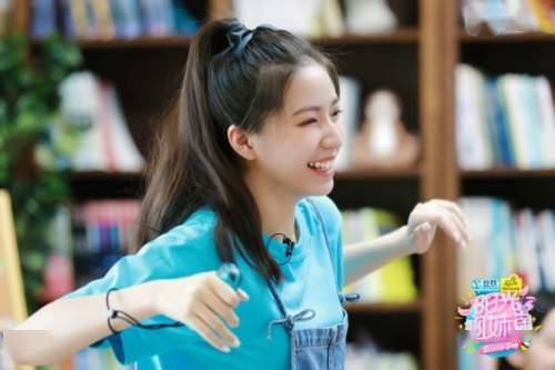 姐妹|短发欧阳娜娜甜美亮相闺蜜会，邀娣娣小巧打歌《NANA Ⅰ》