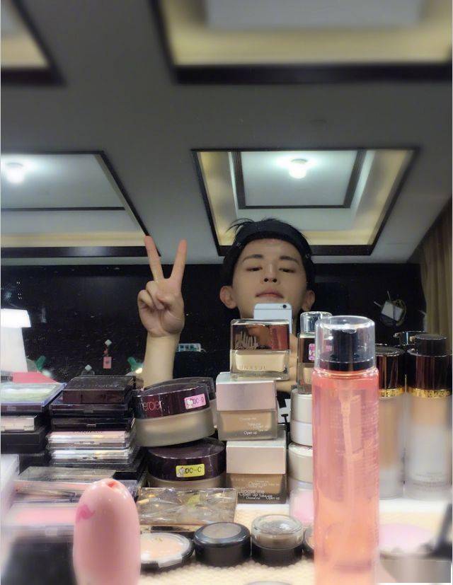 参考价|扒一扒各位男明星的梳妆台，上镜前都在脸上糊了什么？