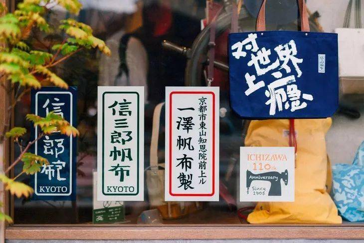 Rootote|王漫妮的通勤包一大摞，这随性帆布袋最靠谱