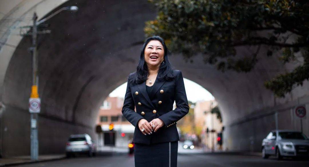 涂燕翎|从英语蹩脚的洗碗工，到坐拥私人飞机和10亿财富，57岁澳洲“华人女王”的逆袭路