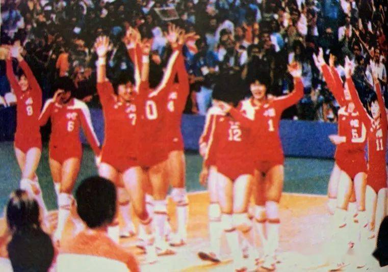 1982年世锦赛预赛中国负于美国的情景,人们无不为中国女排捏了把汗