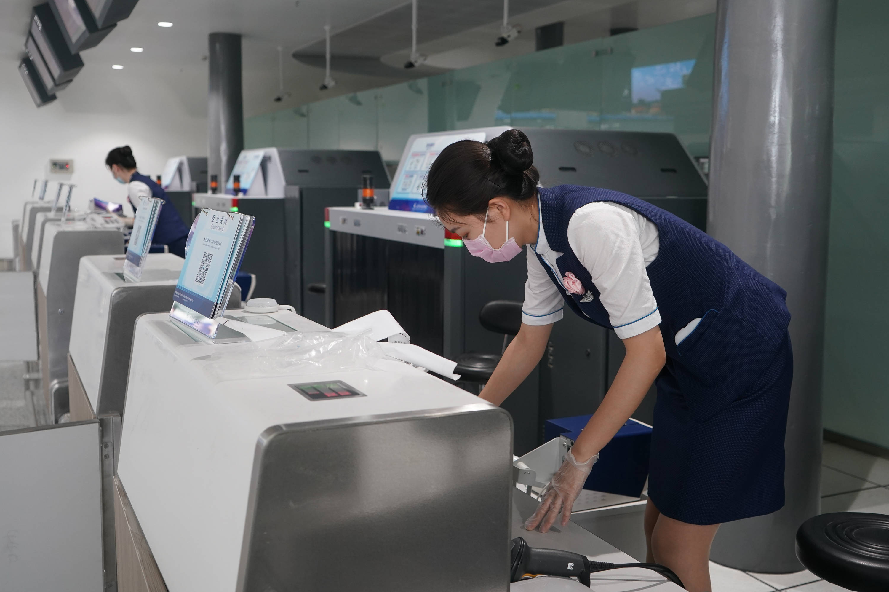7月29日,在南京禄口国际机场t1航站楼,工作人员在值机岛进行准备工作.