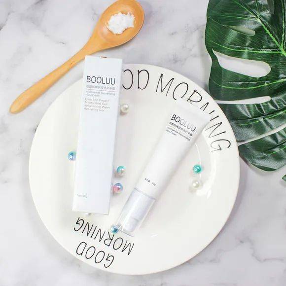 肌肤|皮肤油腻的元凶竟是它！补水保湿，99%的人用错了！