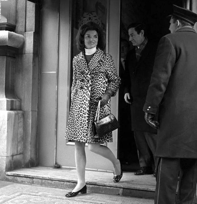 Roger|骨灰级经典Roger Vivier方扣鞋，又出了绝美新款！