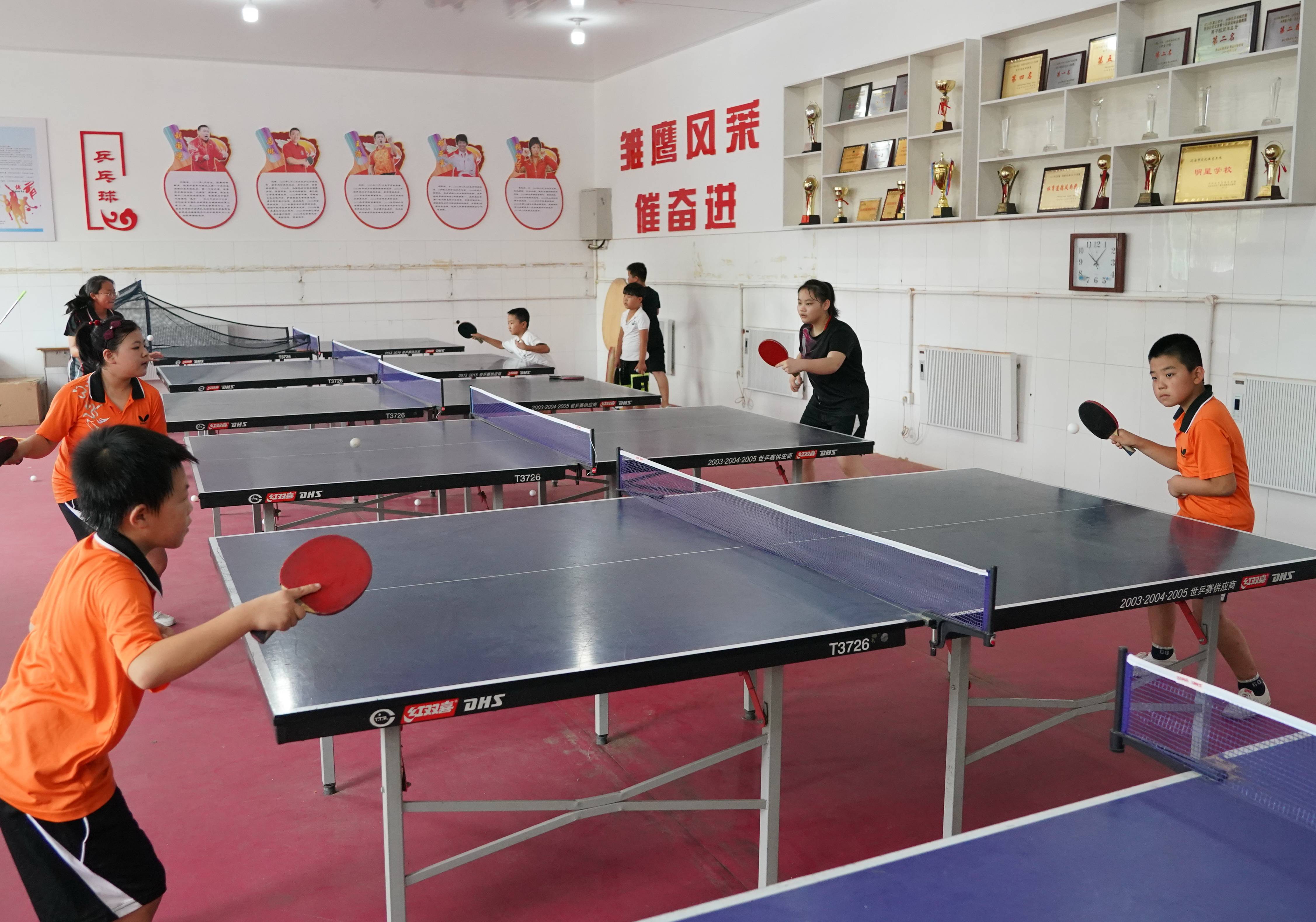 7月29日,迁安市彭店子乡八家寨完全小学乒乓球训练队队员在训练中.