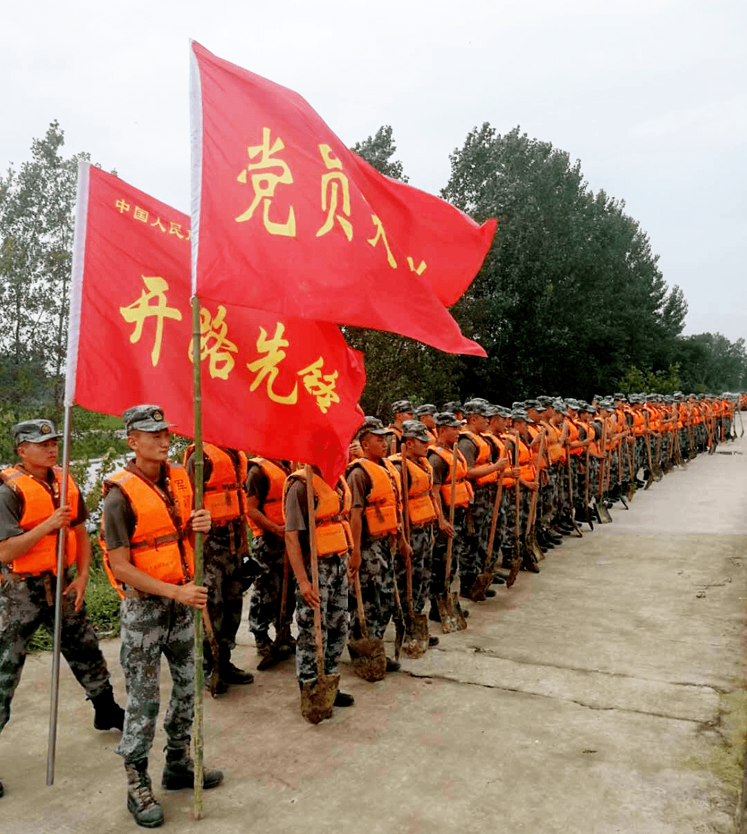 民兵应急队迅速集结奔赴抗洪抢险一线