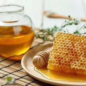 孩子|智商倒退、发育落后！ 这些错误的喂养方式是在害娃。2岁聪明宝宝被亲戚喂白酒