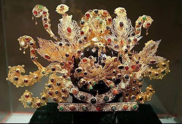 南芳|她为王室连生5子,死后却曝尸荒野!惊艳世界的末代皇后,是如何把自己作死的？