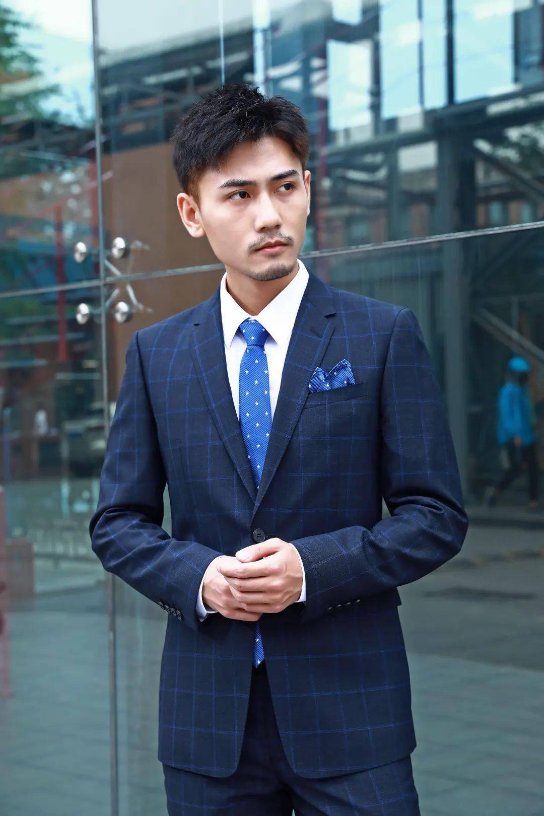 依文|依文“拍了拍”乘风破浪的毕业生，这里有“依”招制胜的秘密