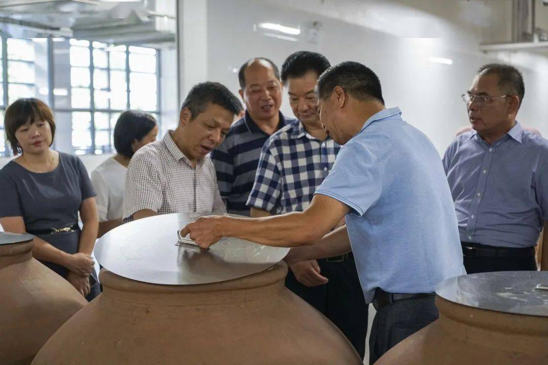 彭洪会长一行到广东明珠珍珠红酒业有限公司调研