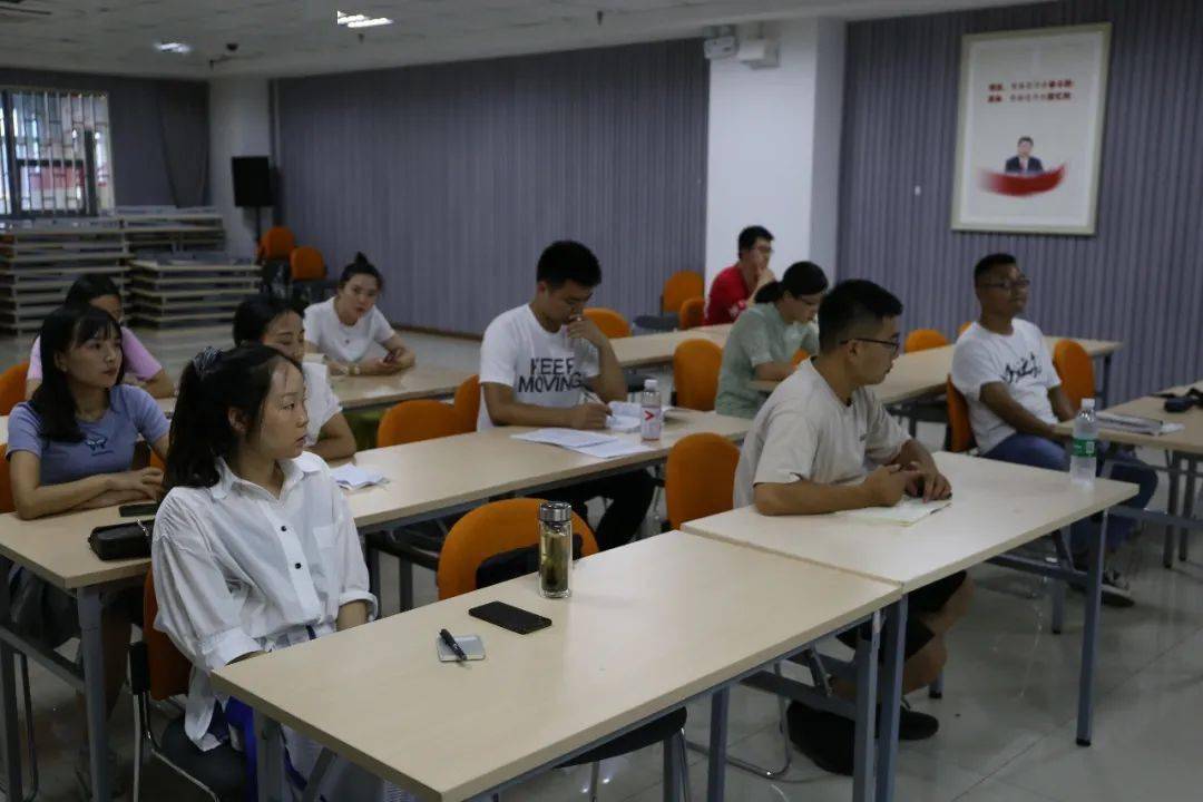 重庆财经学院老师亲自来秀山电商学院给全日制大专班学生上课